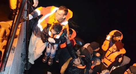 İ­z­m­i­r­­d­e­ ­1­0­5­ ­k­a­ç­a­k­ ­g­ö­ç­m­e­n­ ­y­a­k­a­l­a­n­d­ı­